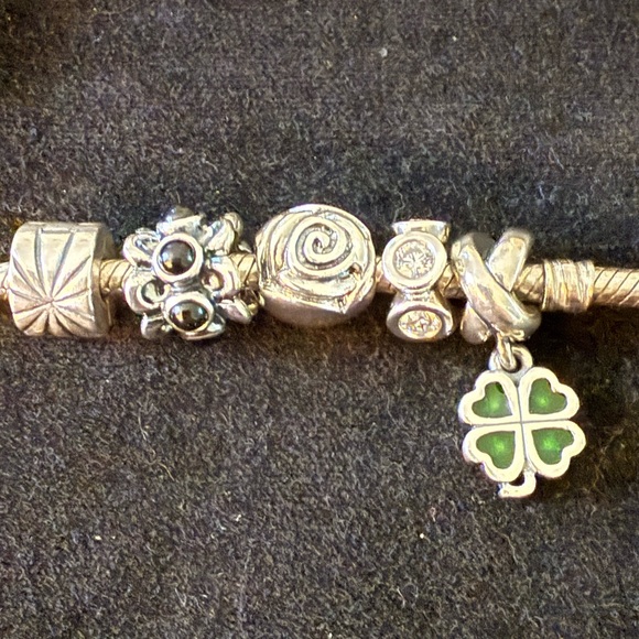 Pandora Silver Bracelet with 11 charms, 2 are clip charms - Picture 4 of 6